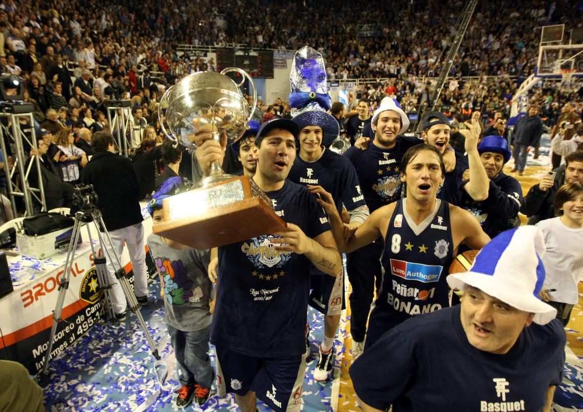 Imagen LEO GUTIERREZ con la Copa Challenger León Najnudel y Tato Rodríguez encabezan la vuelta olímpica.