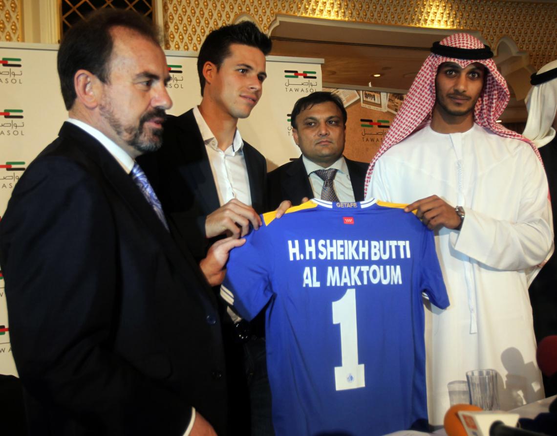 Imagen AL MAKTOUM y su camiseta del Getafe. 