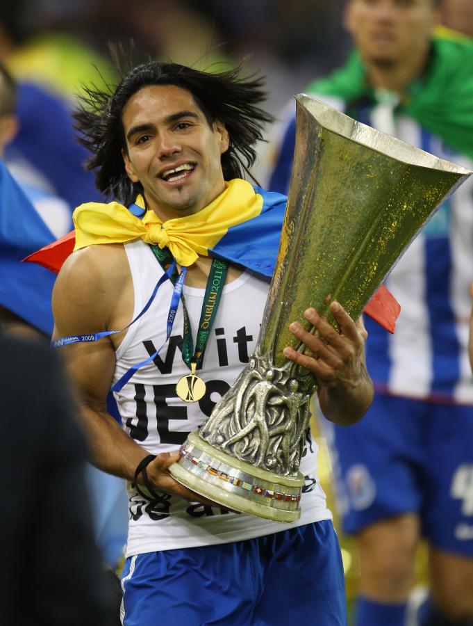 Imagen FUE CAMPEON, GOLEADOR y figura de la Europa League. Convirtió dos goles en la final que su equipo le ganó 3 a 0 al Bilbao de Bielsa.