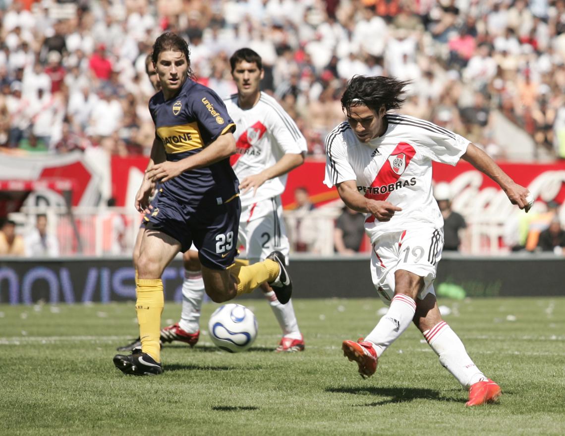 Imagen Gol a Boca, por el Apertura 2007. Lo mira Gabriel Paletta. Fue el primero en la victoria por 2 a 0.