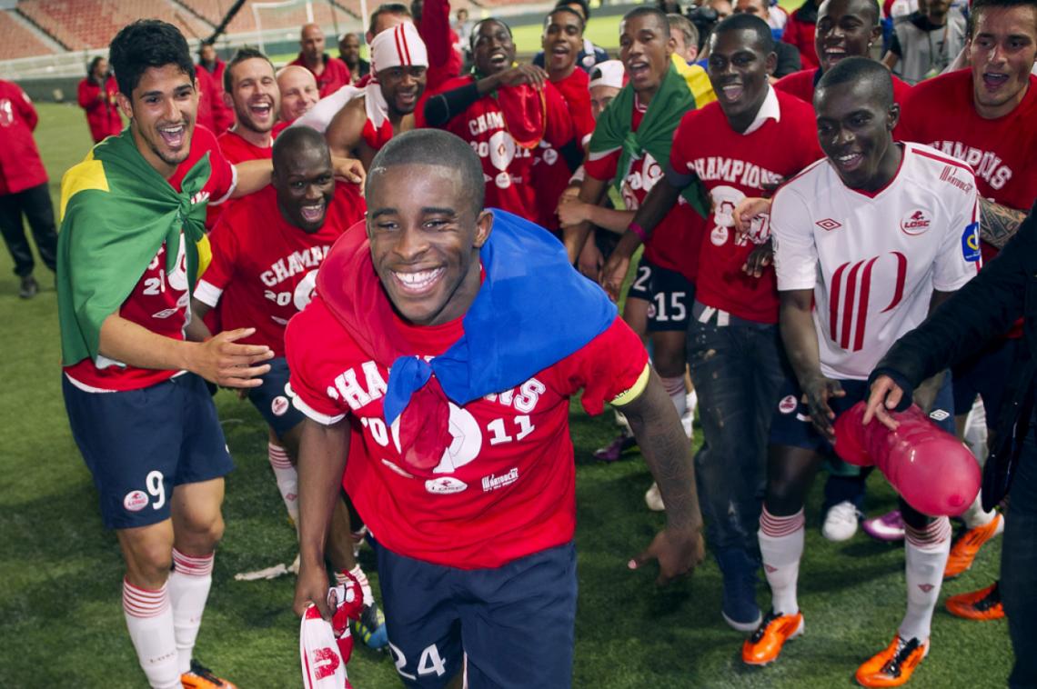 Imagen RIO MAVUBA, 27 años, encabeza las celebraciones del Lille campeón en Francia.