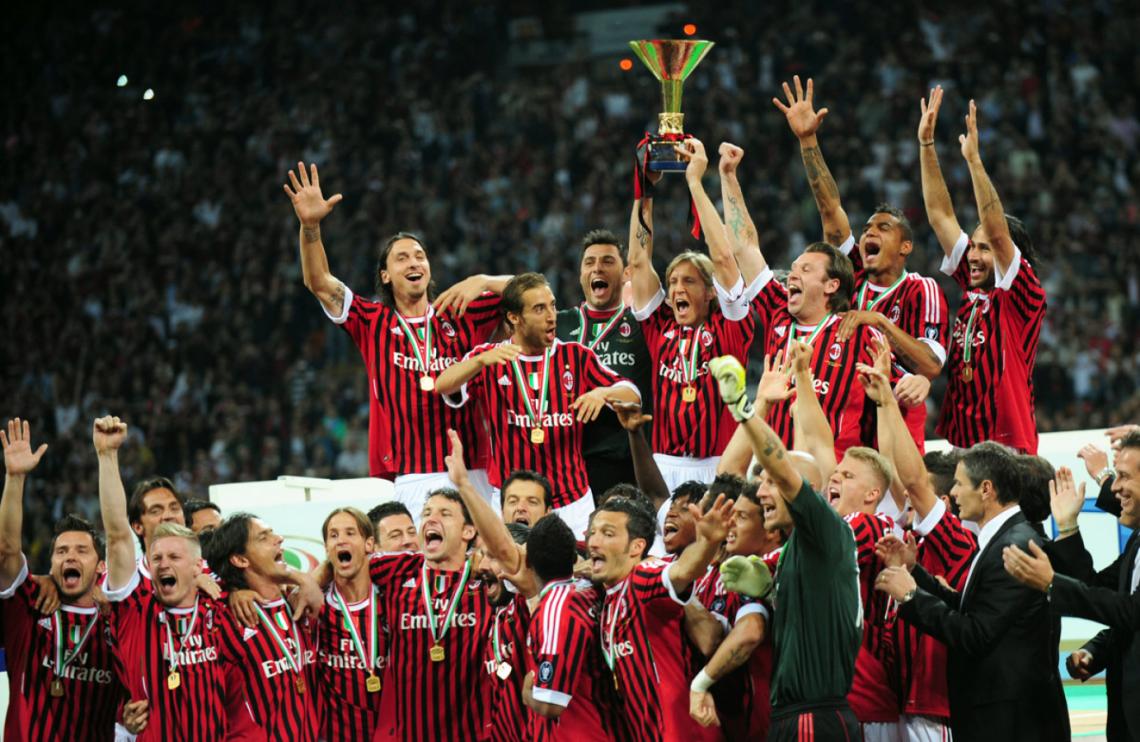Imagen EL CAPITAN Massimo Ambrosini levanta el trofeo de la Serie A, con plantel renovado
