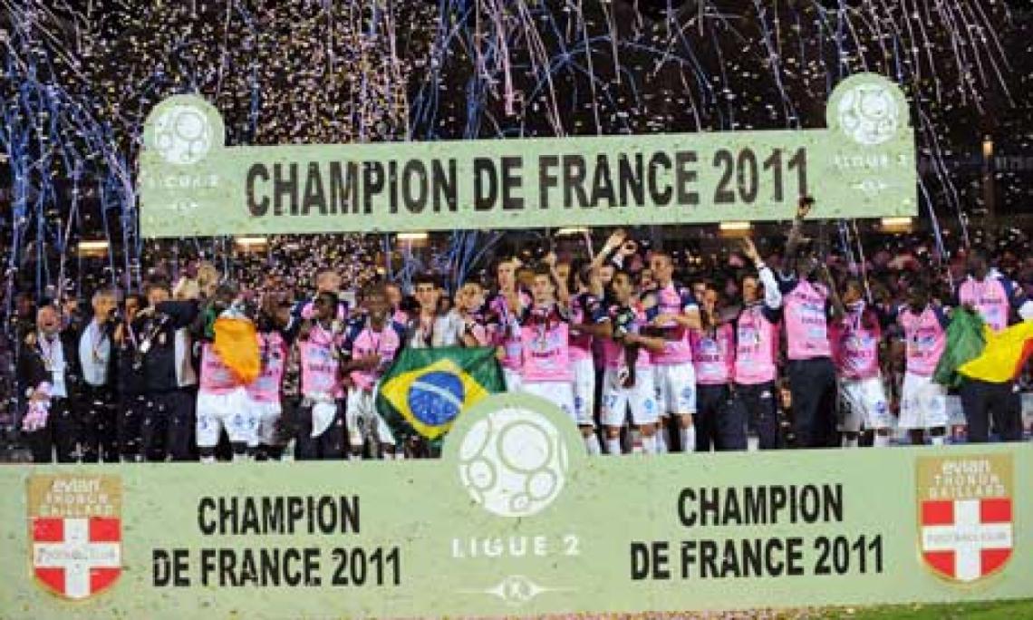 Imagen El  ETGFC festeja su título de campeón de la Ligue 2 y el ascenso a la primera división.
