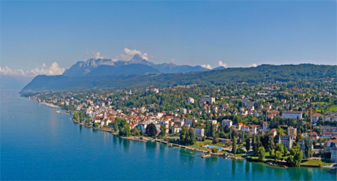 Imagen UNA PANORAMICA de la bella ciudad de Evian-les-Bains. 
