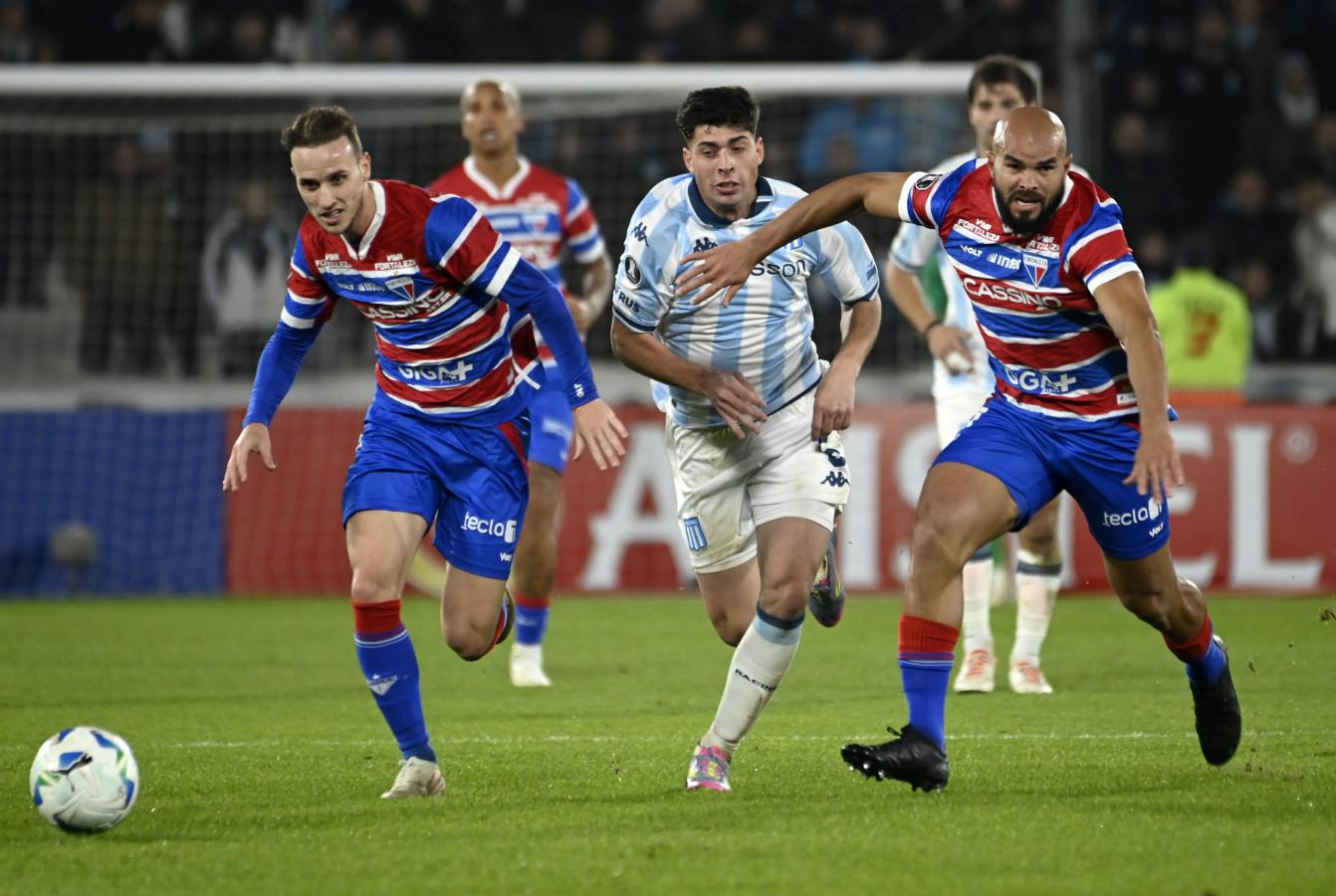 Imagen Nardoni y toda su potencia en acción ante dos rivales de Fortaleza. Fotobaires.
