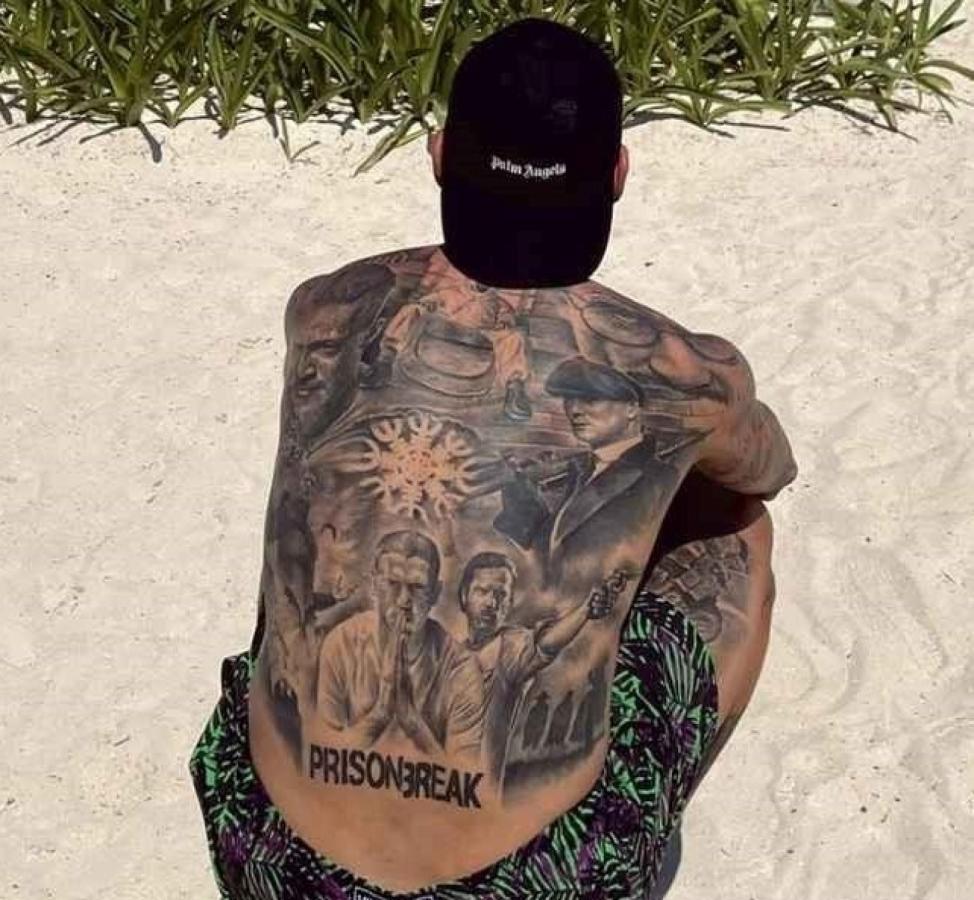 Imagen Las series de las que es fanático Otamendi, reflejadas en su espalda.