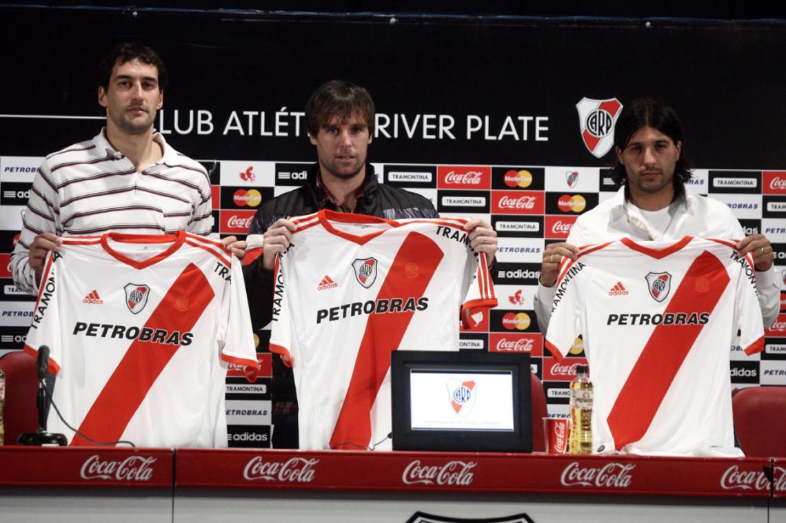Imagen DE LUJO. Los primeros tres en llegar: Alayes, Cavenaghi y el Chori. Todos con un mismo objetivo.
