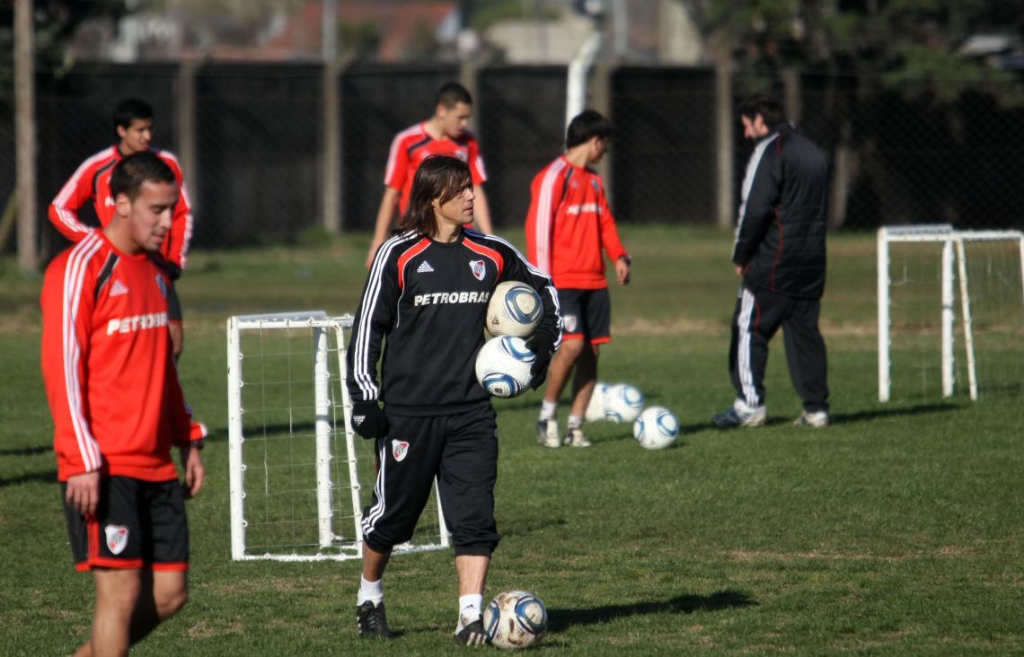 Imagen LA NUEVA FACETA: el Pelado Almeyda DT. Se calzó el buzo de entrenador inmediatamente después de colgar los cortos. Todo sea por sacar a River de la peor situación de su historia.