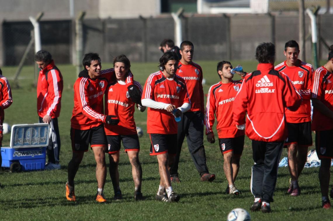 Imagen EL CHORI con sus compañeros. El delantero dio la cara por el club de sus amores. Junto con el Torito, hasta resignaron plata para ayudar a River.