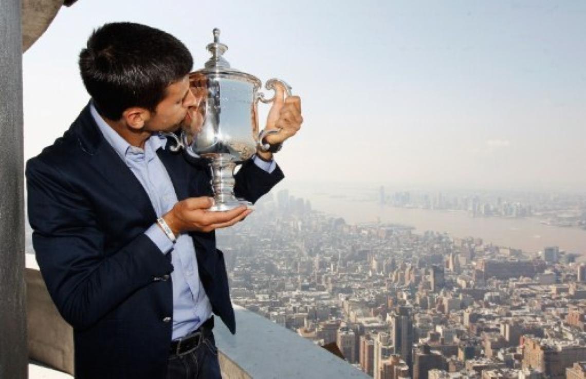 Imagen MAS ALTO NO SE PUEDE LLEGAR. Djokovic besa el trofeo del US Open en la cúspide del Empire State (AFP)