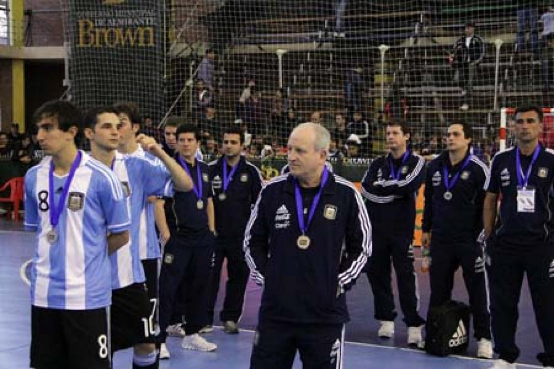 Imagen INCREIBLE. Al número 8, Basile, le negaron la entrada a España cuando volvió tras la Copa América de futsal (Sitio oficial del club).