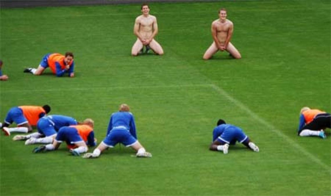 Imagen LOS PERDEDORES DE LA APUESTA, Stian Antonsen y Marius Berntzen, desnudos, en pleno entrenamiento.