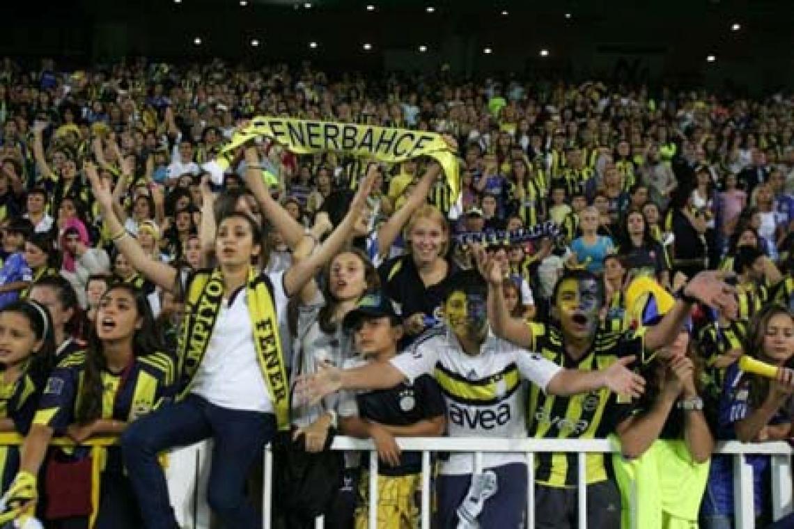 Imagen MUJERES y NIÑOS colmaron las tribunas para alentar al Fenerbahçe.  