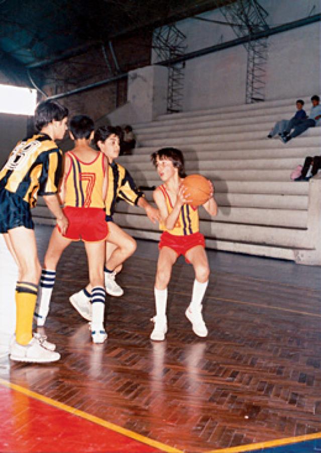 Imagen MINI MANU. En su club, Bahiense del Norte, cuando daba sus primeros pasos con la pelota naranja.