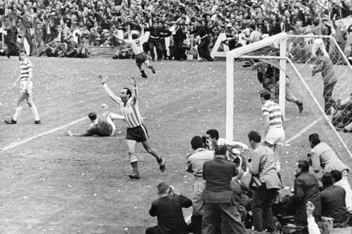 Imagen VICTORIA apoteótica ante el Celtic, en Avellaneda (2-1), por la Intercontinental, para forzar el tercer partido en Montevideo. El Chango festeja en primer plano, ante la invasión de los fotógrafos.