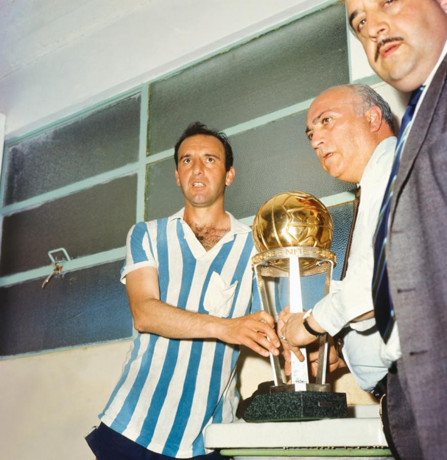 Imagen LA INTERCONTINENTAL 67 ya está en sus manos. Racing, primer argentino en ganarla.