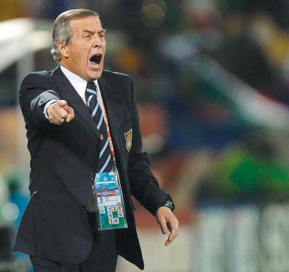 Imagen CON SU TRAJE mundialista. Veinte años después de haber conducido a la Selección en Italia 90, Tabárez ubicó al equipo entre los cuatro mejores del mundo.