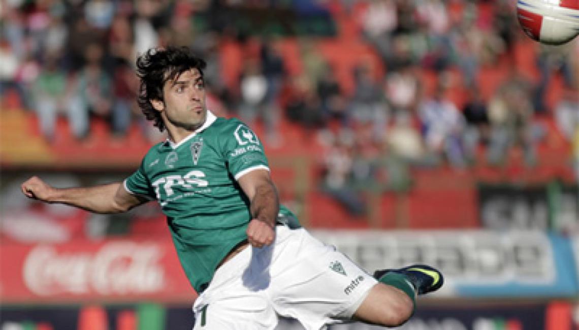 Imagen EN ACCIÓN, el volante argentino está feliz con su presente en el fútbol chileno.