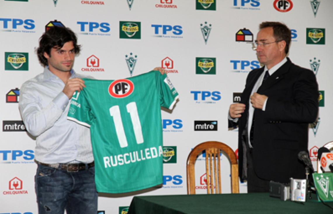 Imagen CON LA 11, Rusculleda en su presentación como jugador del Santiago Wanderers en julio de este año.