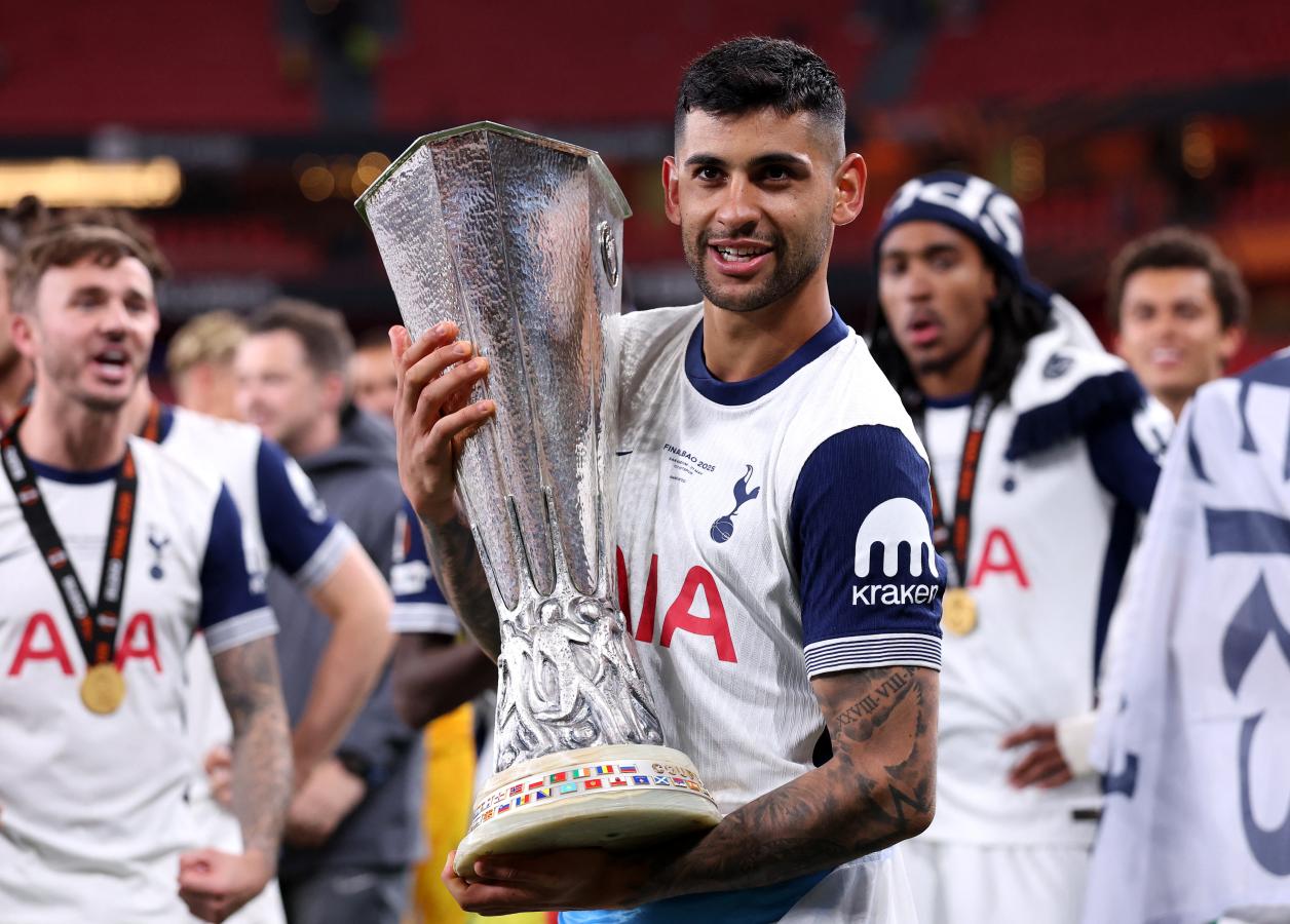 Imagen de La noche histórica de Cuti Romero: título con Tottenham, MVP de la final e incertidumbre sobre su futuro