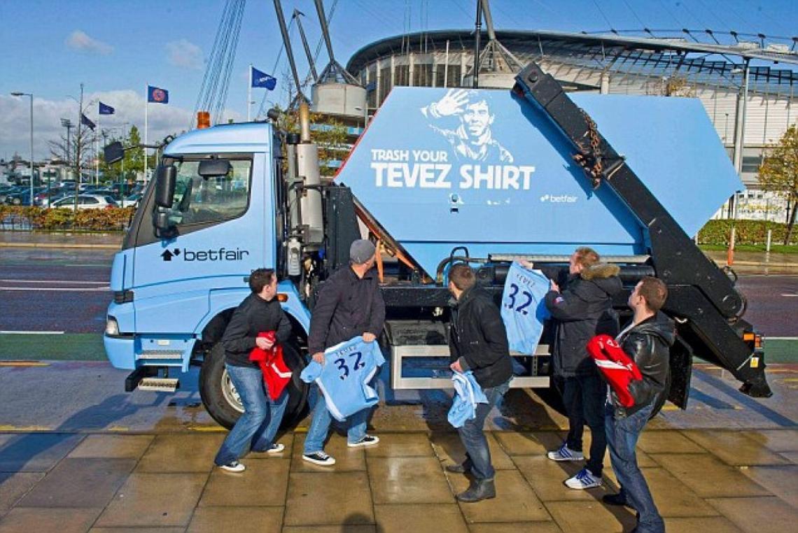 Imagen TRASH TOUR TEVEZ SHIRT fue la leyenda de los camiones en donde cientos de hinchas arrojaron sus camisetas.