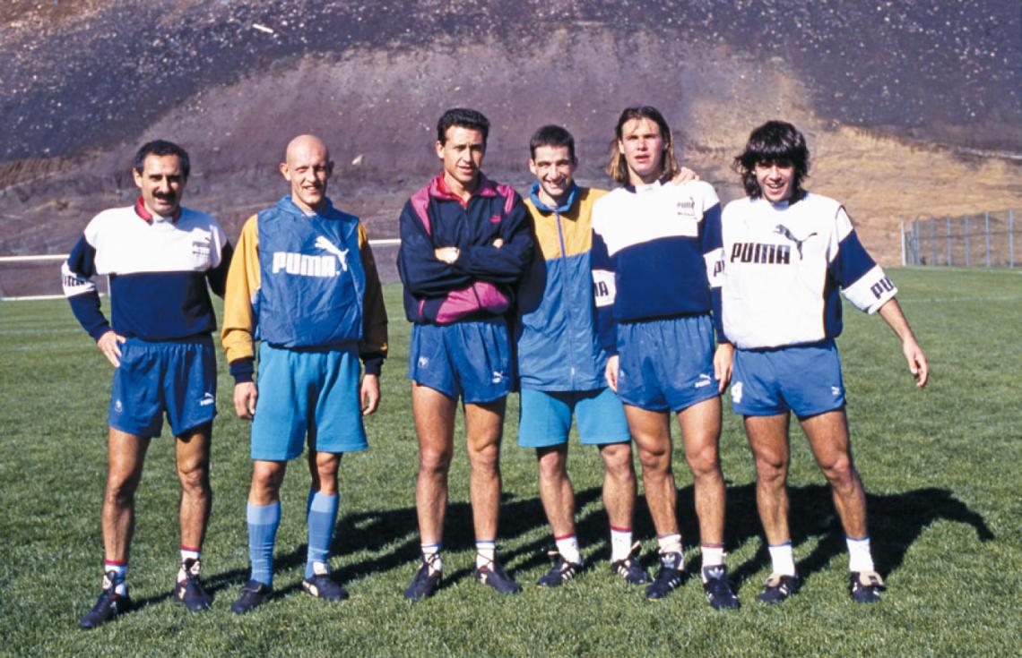 Imagen LA BANDA argentina del histórico Tenerife. Desde la izquierda: Cappa, Dertycia, Valdano, Pizzi, Redondo y Ezequiel Castillo.
