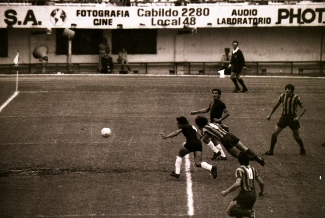 EL VUELO. Luego del centro del Negro González, Poy impactó la pelota y metió un gol histórico.