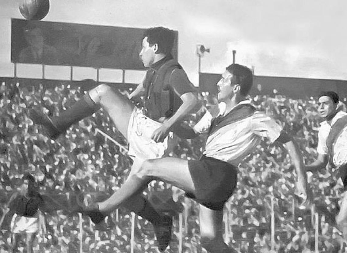 Imagen NACIA una nueva era. Julio Benavidez y José Ramos dusputan una pelota en el primer partido televisado del país.