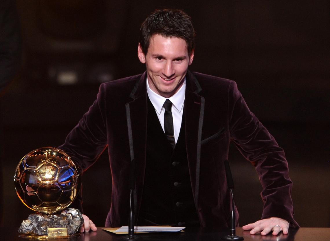 LA HISTORIA LE TEME. Con 24 años, Lionel Messi se hizo dueño de su tercer Balón de Oro de manera consecutiva y amenaza con romper más récords (AFP).