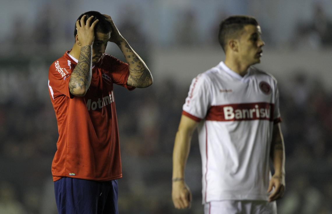 Imagen LEONEL NUÑEZ se agarra la cabeza; D'alessandro, no: El Inter de Porto Alegre se quedó con la Recopa.