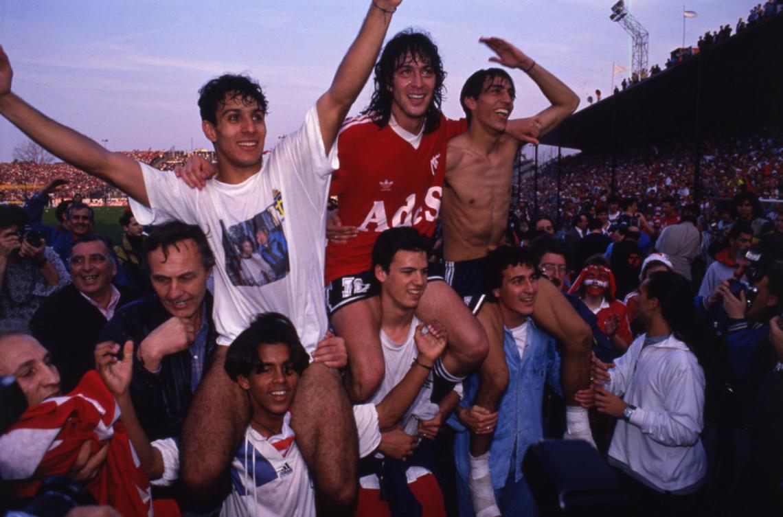 Imagen LA PRIMERA, Clausura 94. Con Garnero y Rambert; padres en la remera.