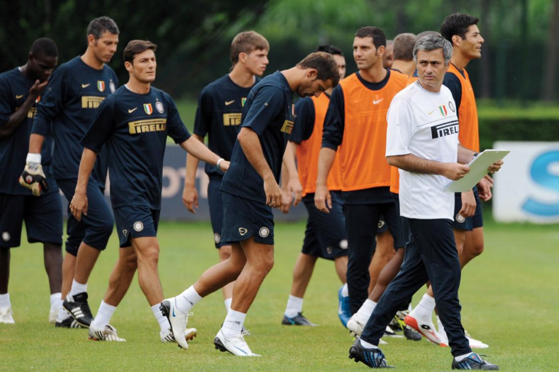 Imagen SIEMPRE AL FRENTE. José Mourinho, con botines y el semblante característico. En el campo, jamás se separa de sus carpetas.