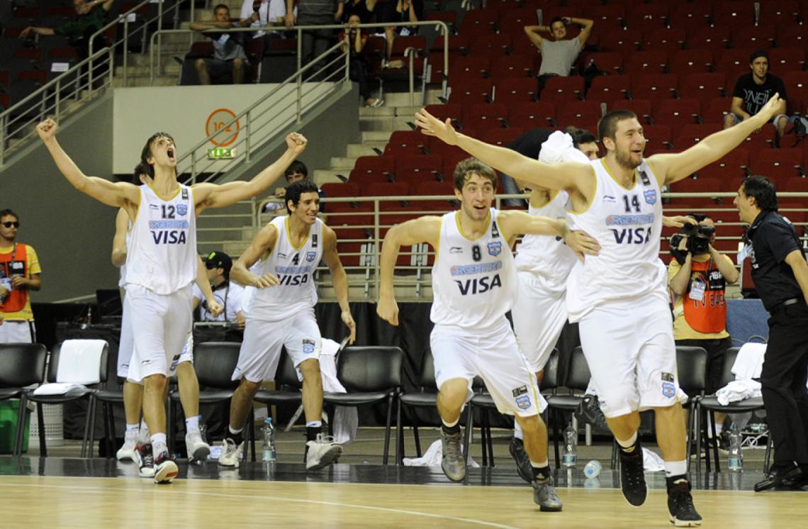 Imagen FESTEJO en el Campeonato Mundial U-19 de Letonia. Deliran Delía (12), Gallizzi (4), Copello (8) y Podestá (14). Argentina sorprendió llegando por cuarta vez a semifinales. Es muy rica la historia de nuestros pibes.