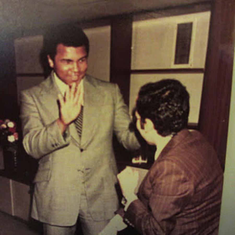 Imagen MUHAMMAD ALI con Carlos Irusta, en 1979 (Foto: Oscar Mosteirin)
