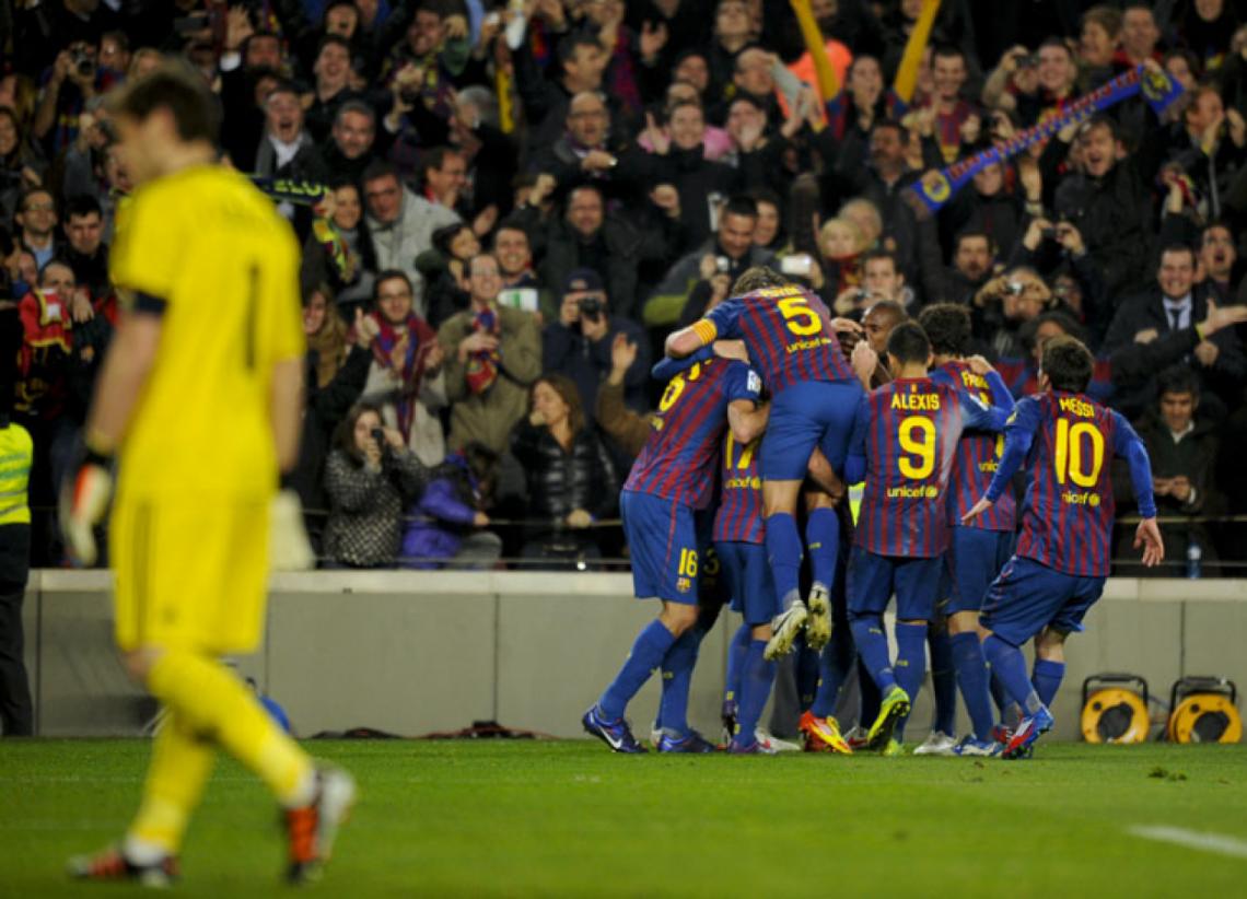 Imagen CASILLAS MASTICA BRONCA mientras los jugadores del Barcelona festejan el 2-0 de Dani Alves, un terrible derechazo al ángulo.