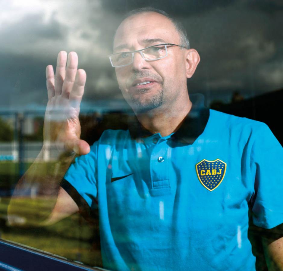 Imagen OSSEMANI, el cielo, su mano, la camiseta de Boca. En la Bombonera, como siempre.