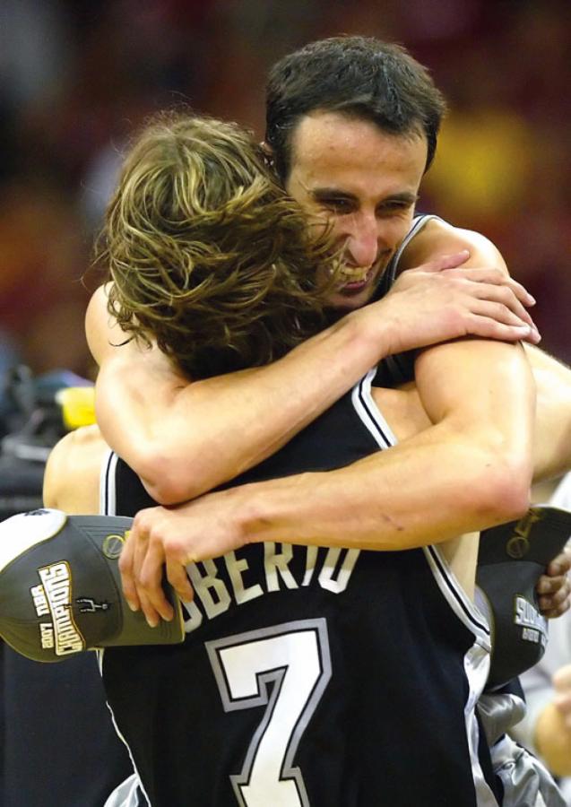 Imagen DOS COMPATRIOTAS JUNTOS. El abrazo entre Manu Ginóbili y Fabricio Oberto. Ambos campeones en la NBA.