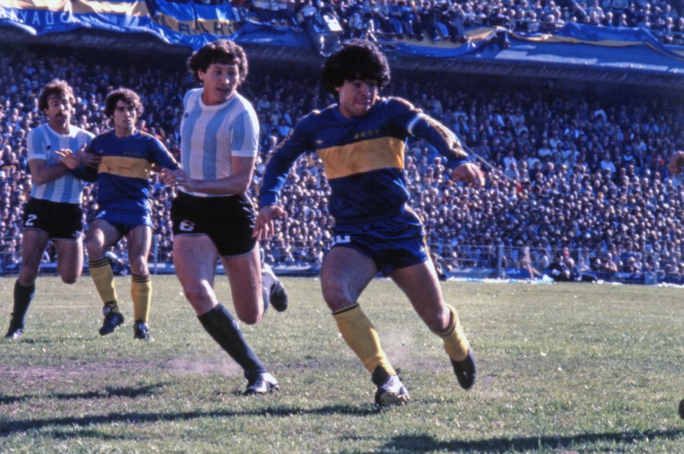 Imagen Maradona, con pelota controlada, el 15 de agosto de 1981, durante el empate 1-1 ante Racing que le dio el título a Boca en La Bombonera.