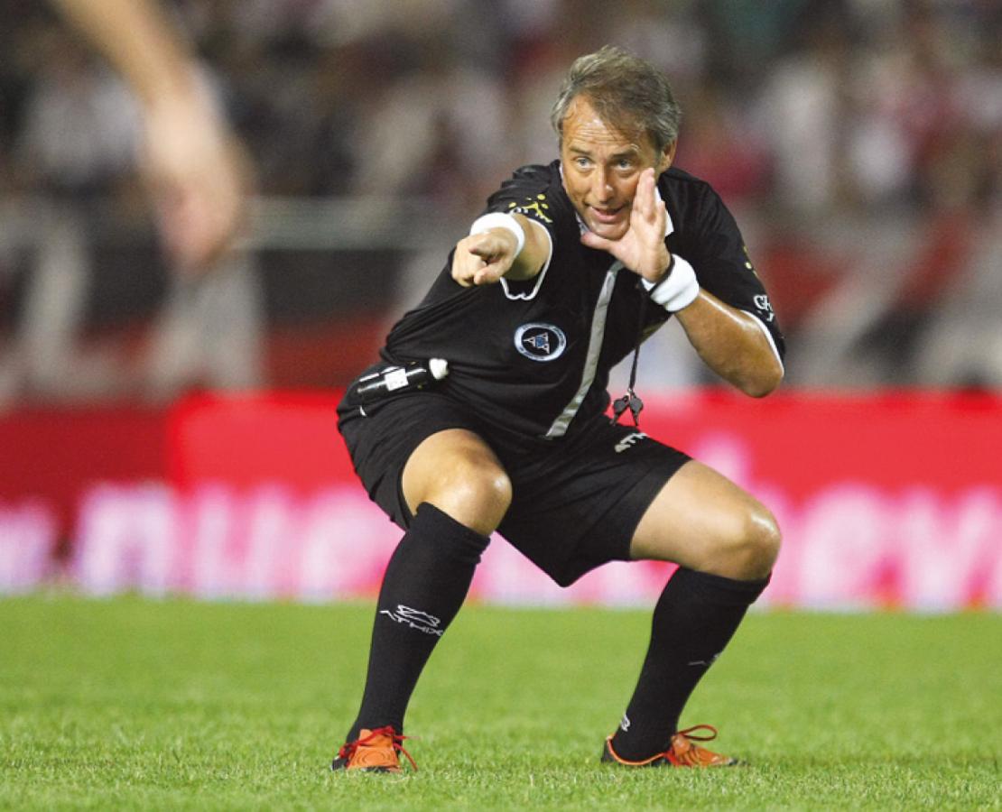 Imagen SU CLASICO gesto a la hora de pitar un penal. Confiesa que le daba seguridad al hacerlo.