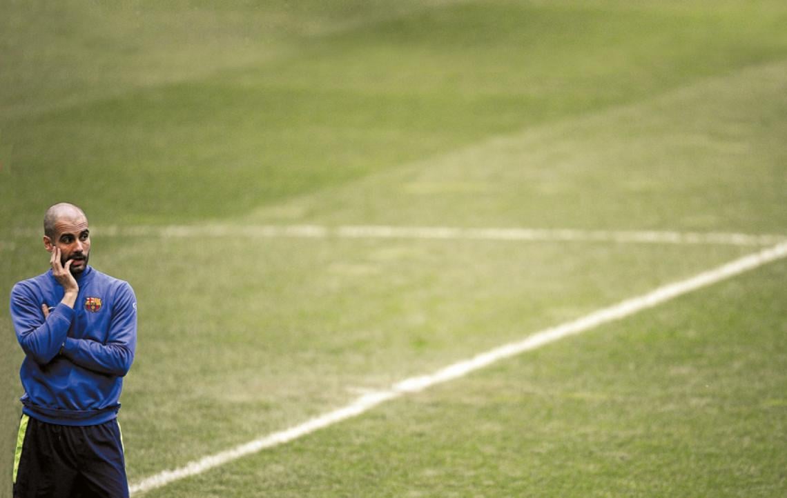 Imagen GUARDIOLA MIRA LA CANCHA. Allí, en el espacio verde, planea su próxima revolución.