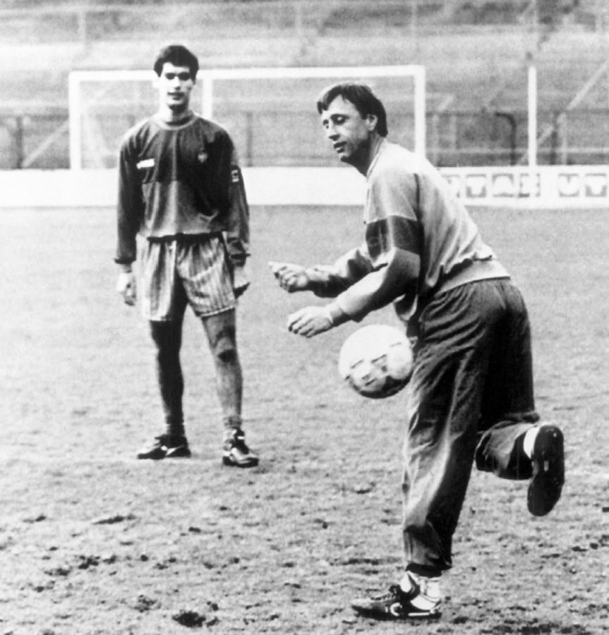 Imagen POSTAL DEL BARCELONISMO. Cruyff intenta un delicado control de pelota. Lo observa detenidamente Guardiola. Sucedió hace 20 años. A Pep lo descubrió Johann y lo transformó en el 4 de su Dream Team, un distribuidor delante de los 3 defensores (EFE)