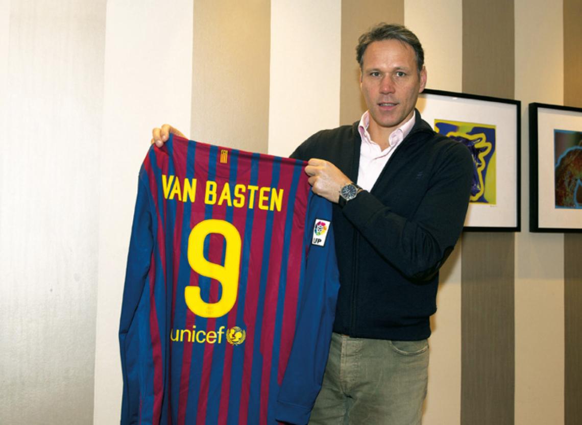 Imagen MARCO en su casa holandesa, con la camiseta del Barcelona que le encantaría utilizar.