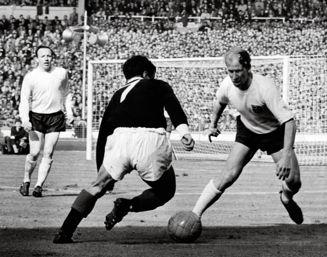 Imagen EN ACCION en la final del Mundial 66, Vs. Alemania Federal. (Archivo El Gráfico)
