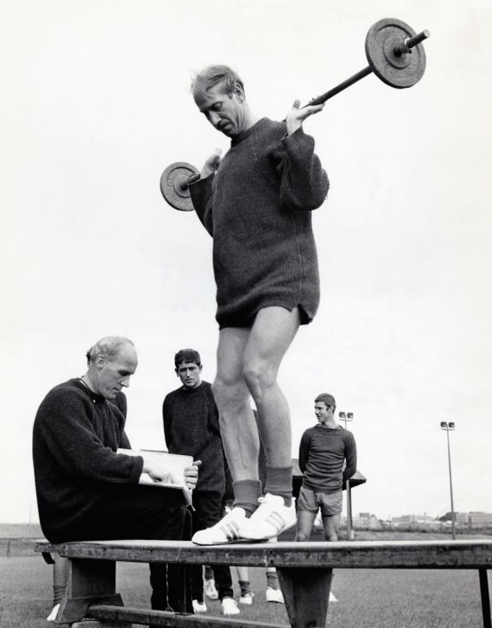 Imagen HACIENDO pesas bajo el control de Matt Busby. (Archivo El Gráfico)
