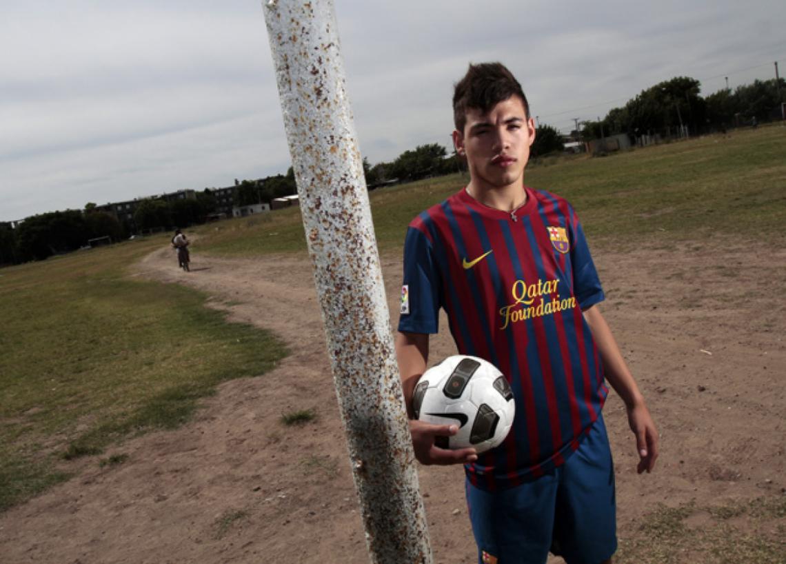 Imagen MAXI, en Rosario, su ciudad natal. Vino a pasar las fiestas y volvió a Barcelona. A los 17 años es una de las grandes promesas del club.