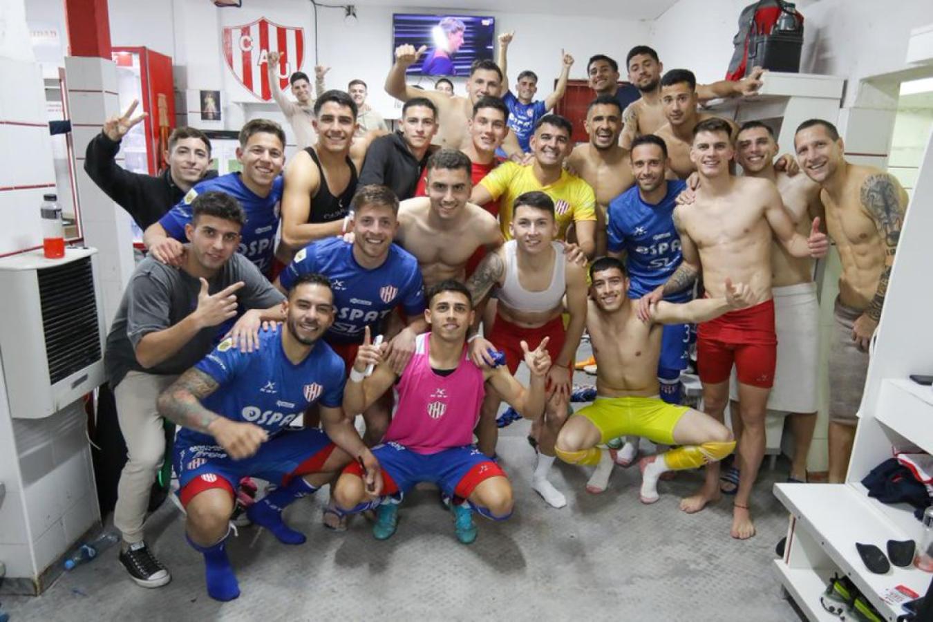 Imagen El plantel de Unión celebró un triunfo clave ante Defensa para escaparle al descenso.