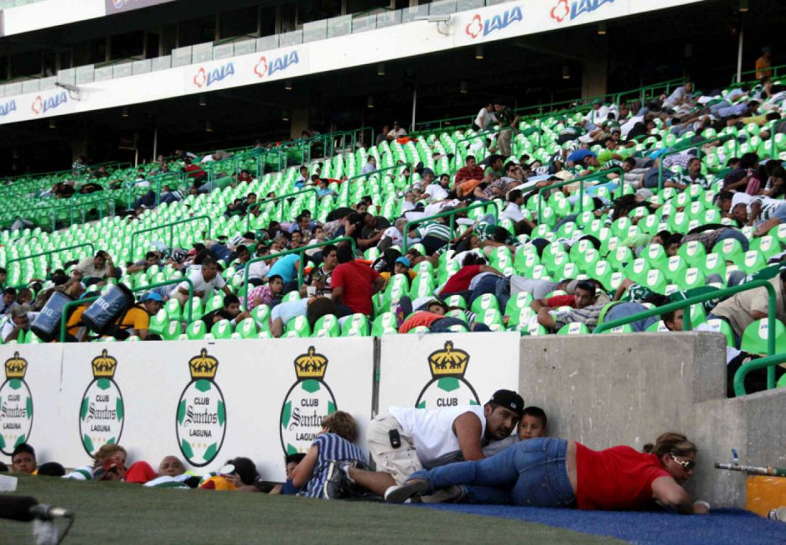 Imagen TREMENDA escena en Torreón, 20 de agosto de 2011. Santos-Morelia suspendido por balacera fuera del estadio.