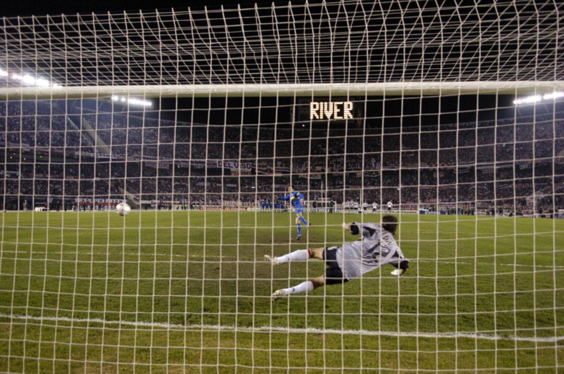 Imagen INSTANTE SUBLIME. Gol a River en la definición por penales de la semifinal de la Libertadores 04, en el Monumental y sin hinchas visitantes. Un triunfo épico.