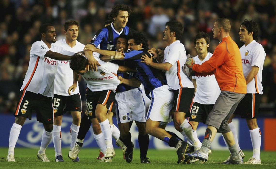 Imagen TREMENDO tole tole con el Valencia por Champions. Le rompieron la nariz.