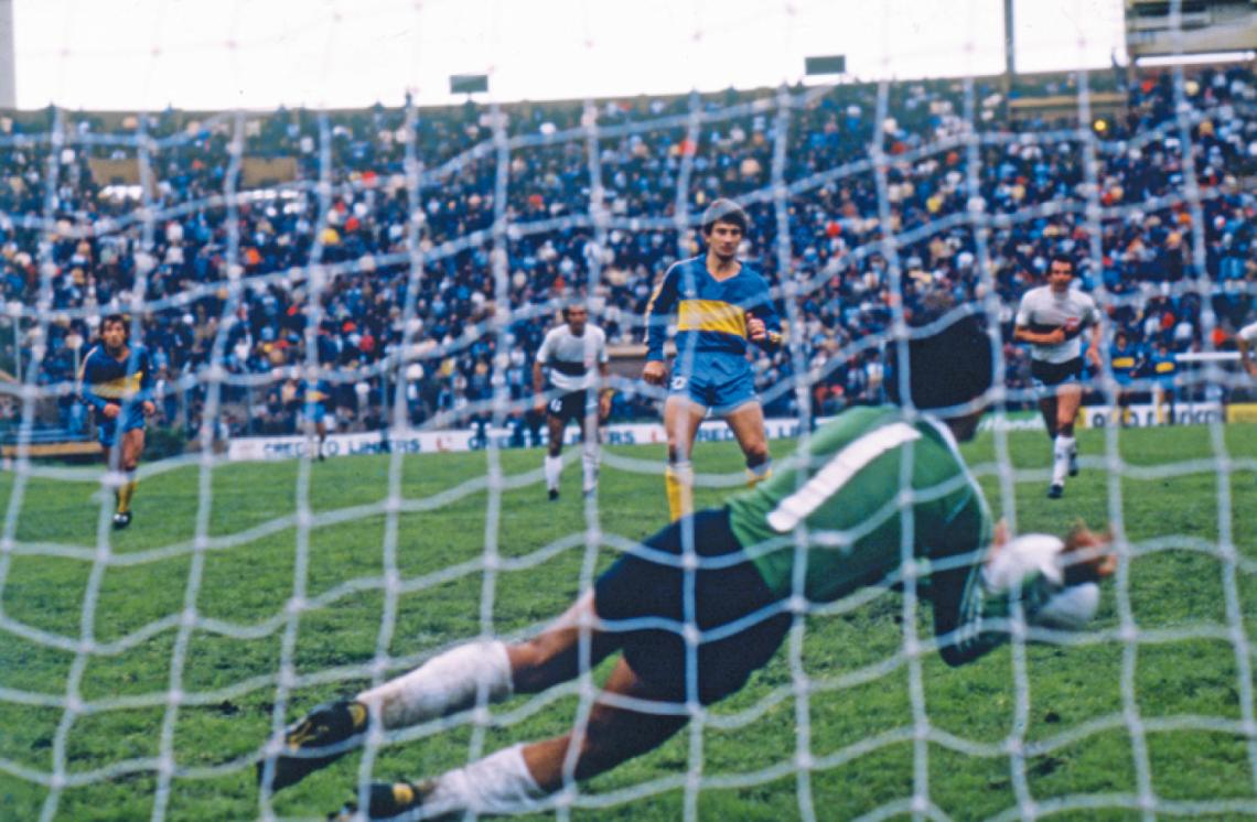 Imagen LOPEZ TURITICH, improvisado arquero calamar, le ataja el penal a Morena, de Boca, en 1984